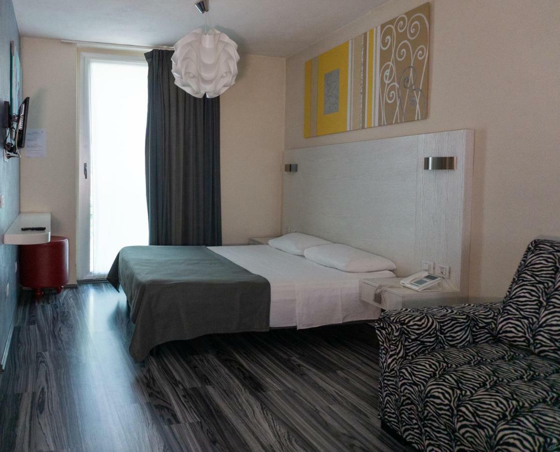 גרדונה ריביירה Atelier Hotel Design מראה חיצוני תמונה